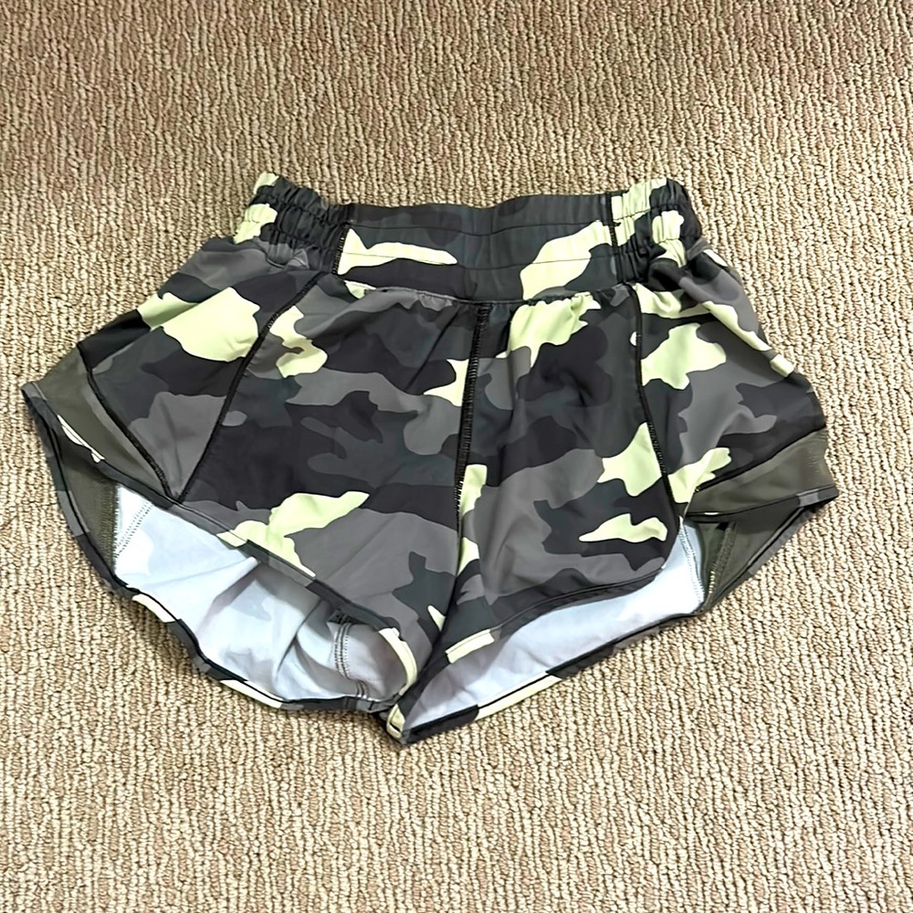 lululemon size 2 hotty hot low rise 2.5 short green and yellow camo